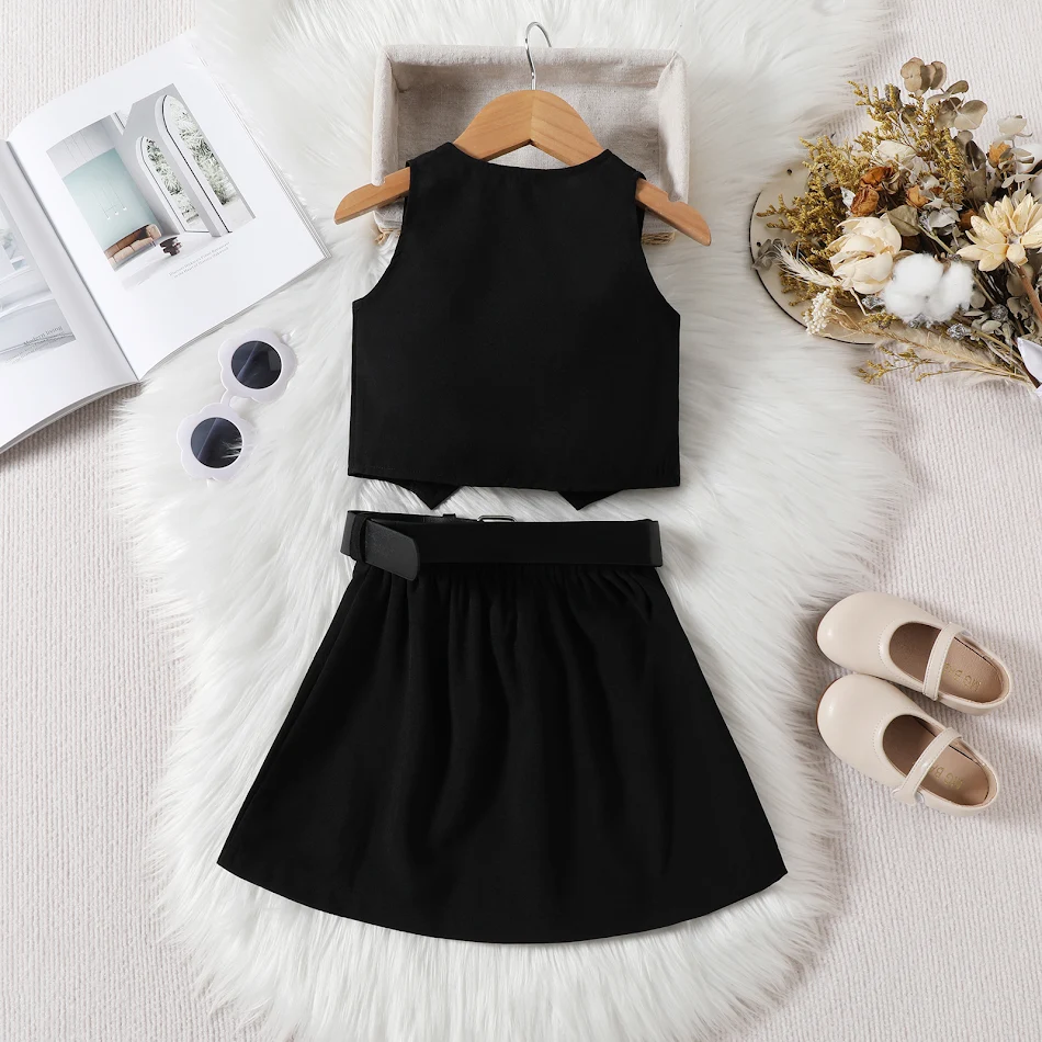 Ensemble trois pièces fille, top col en V uni, jupe plissée et ceinture, mode tendance pour un look complet et stylé.