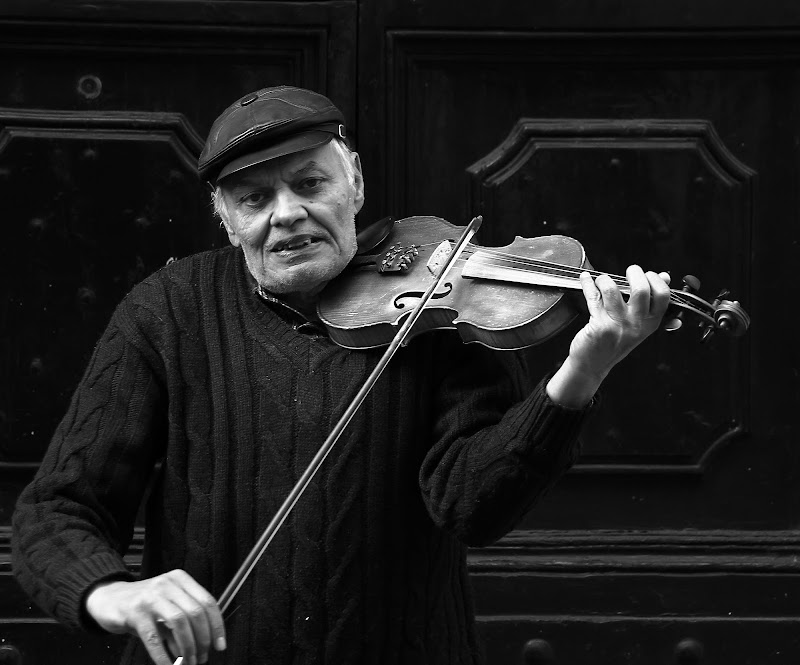 Violinista di strada di romano