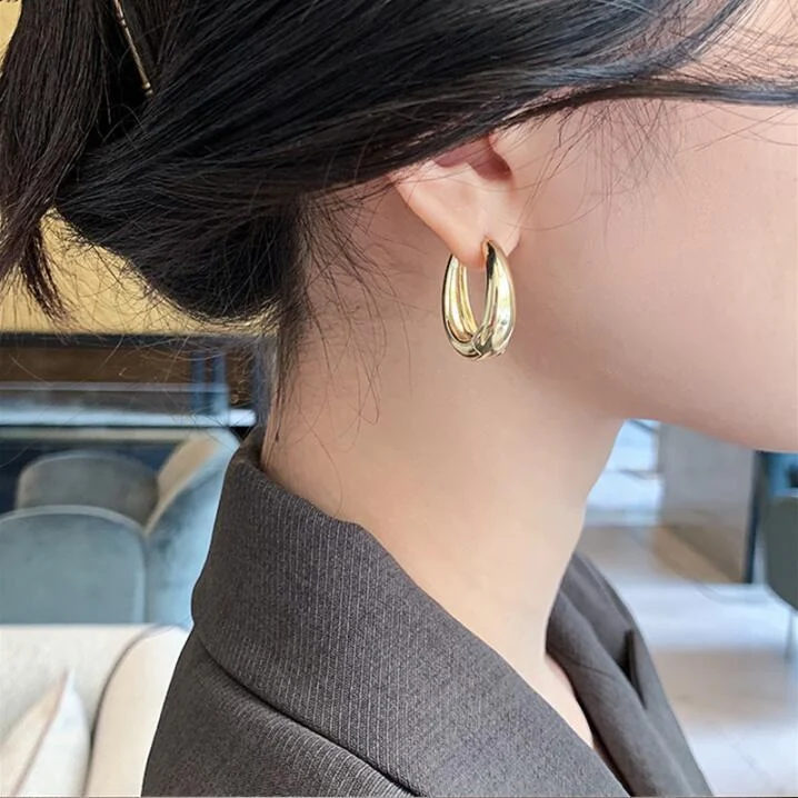 Boucles d'oreilles clous géométriques vintage gracieuses pour femmes, un accessoire élégant et intemporel pour sublimer votre look.