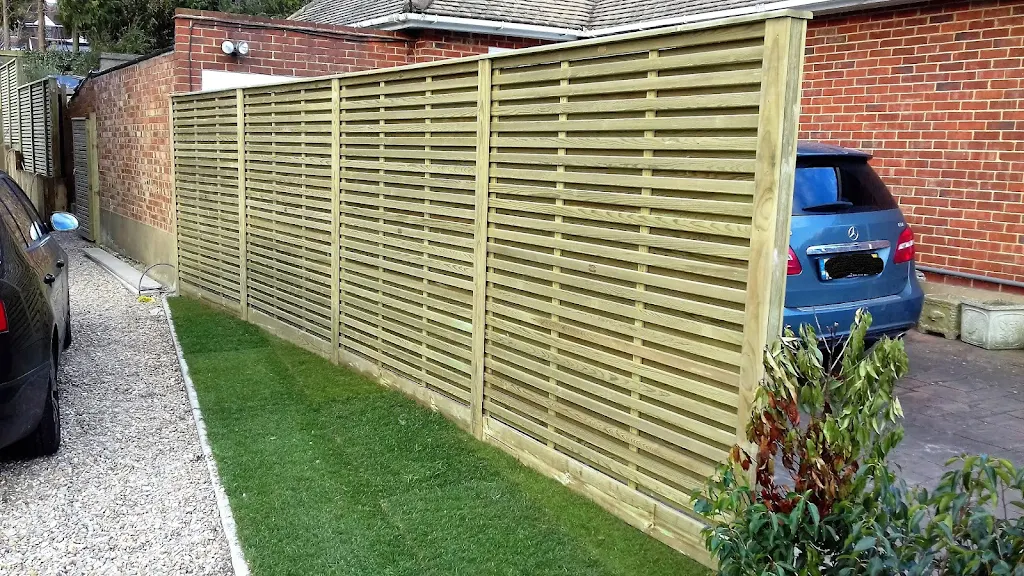 Venitian hit and miss fencing