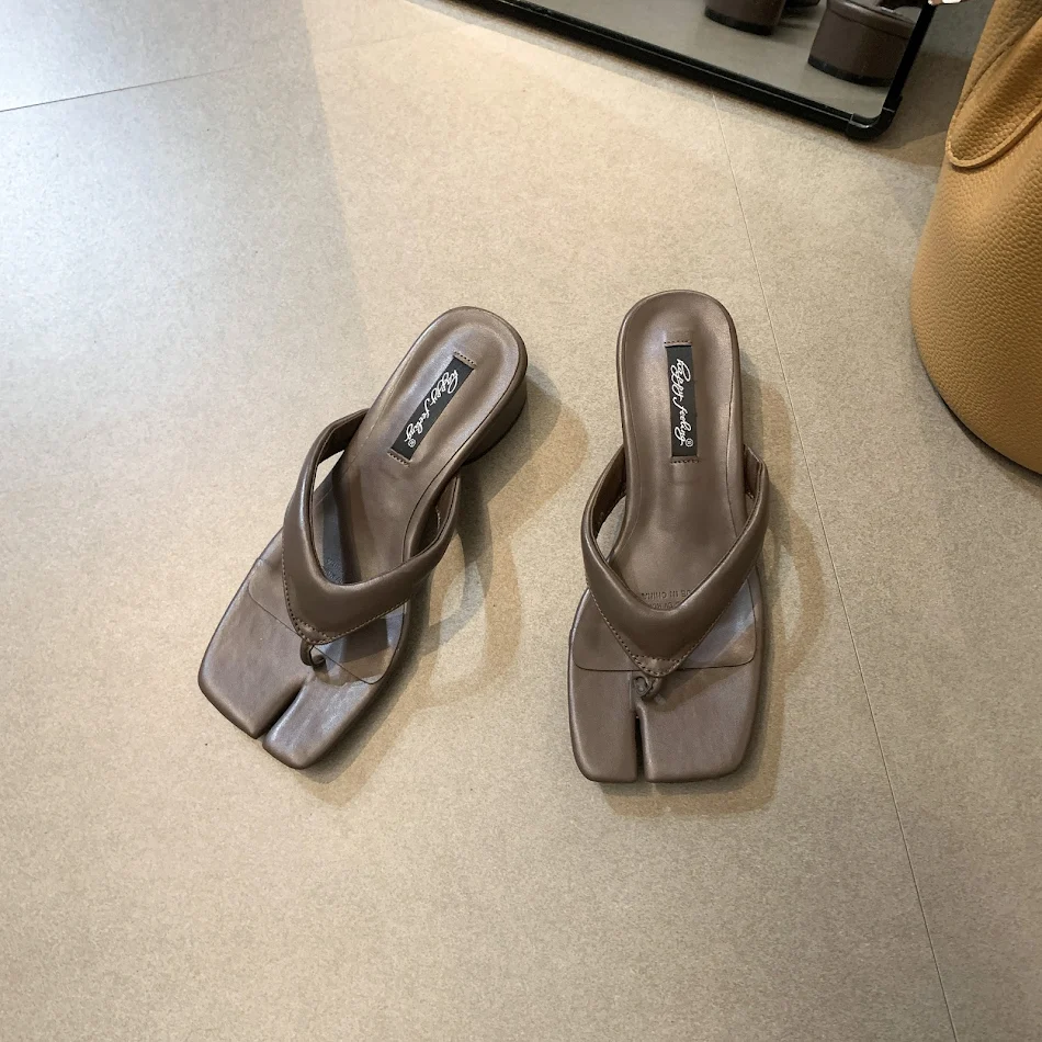Kadın Yazlık High Fashion Sandaletleri. Yazın şıklığı ve rahatlığı bir arada. Her ortama uygun, tarzınızı yansıtan, konforlu ve göz alıcı sandaletler.