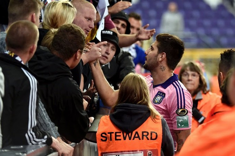 Mitrovic gaat de discussie met fans aan