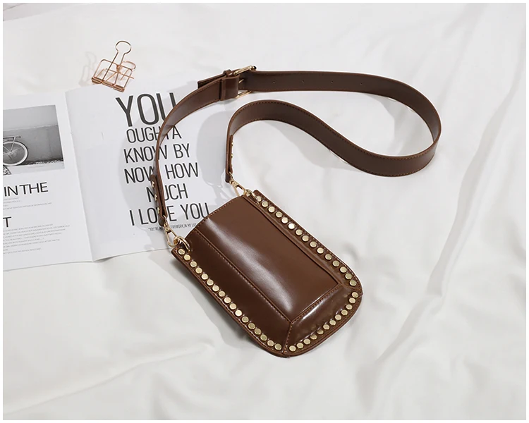 Sac bandoulière clouté avec large bandoulière pour un confort optimal et un look tendance. Parfait pour transporter l'essentiel au quotidien avec style.