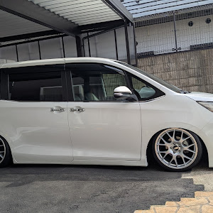 エスクァイア ZRR85G