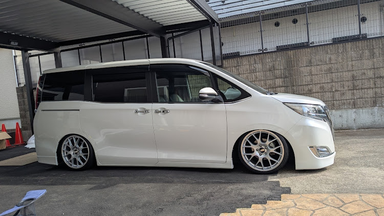 エスクァイアのエアサスのある生活・DIY・洗車に関するカスタム事例の投稿画像1枚目