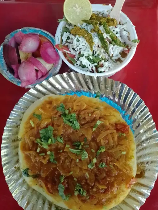 2 Onion Fried Masala Kulcha With Chole [1 Plate]