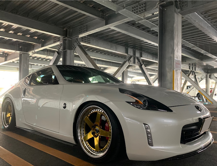 フェアレディZのドライブ・立体駐車場盛れる・スタバ☕️・紅葉に関するカスタム事例の投稿画像1枚目