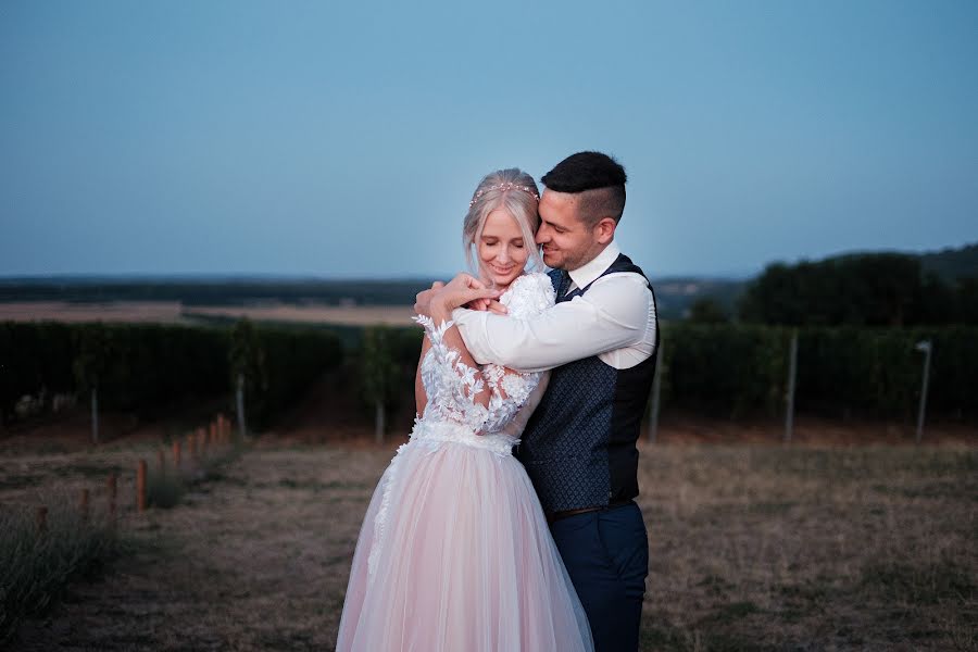 Fotógrafo de casamento Anikó Juhász (mindigketten). Foto de 9 de fevereiro 2023