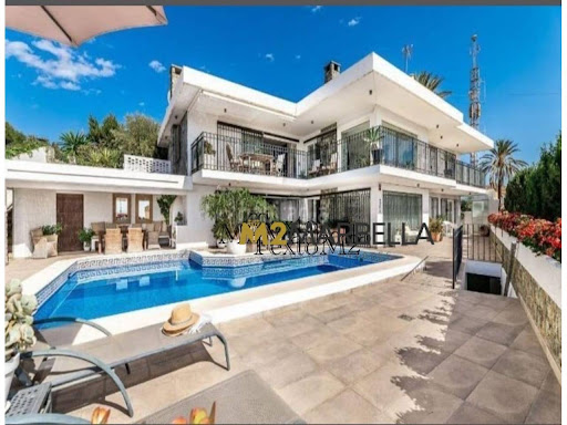 Maison avec piscine et terrasse 1