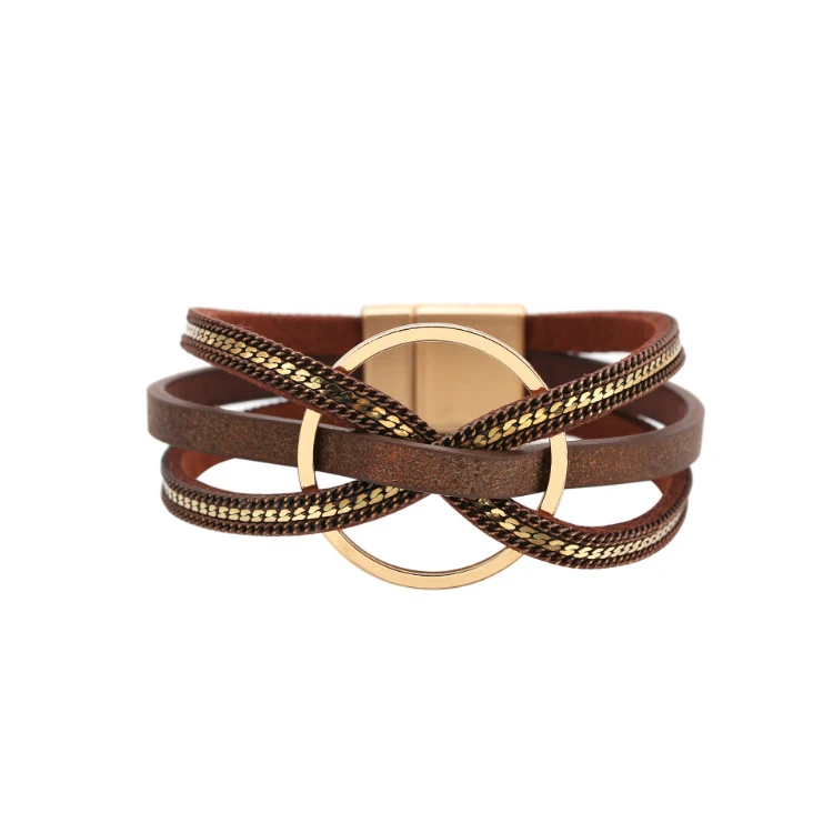 Minimalistische geometrische leren armband met meerdere lagen en magnetische sluiting, stijlvol en functioneel.
