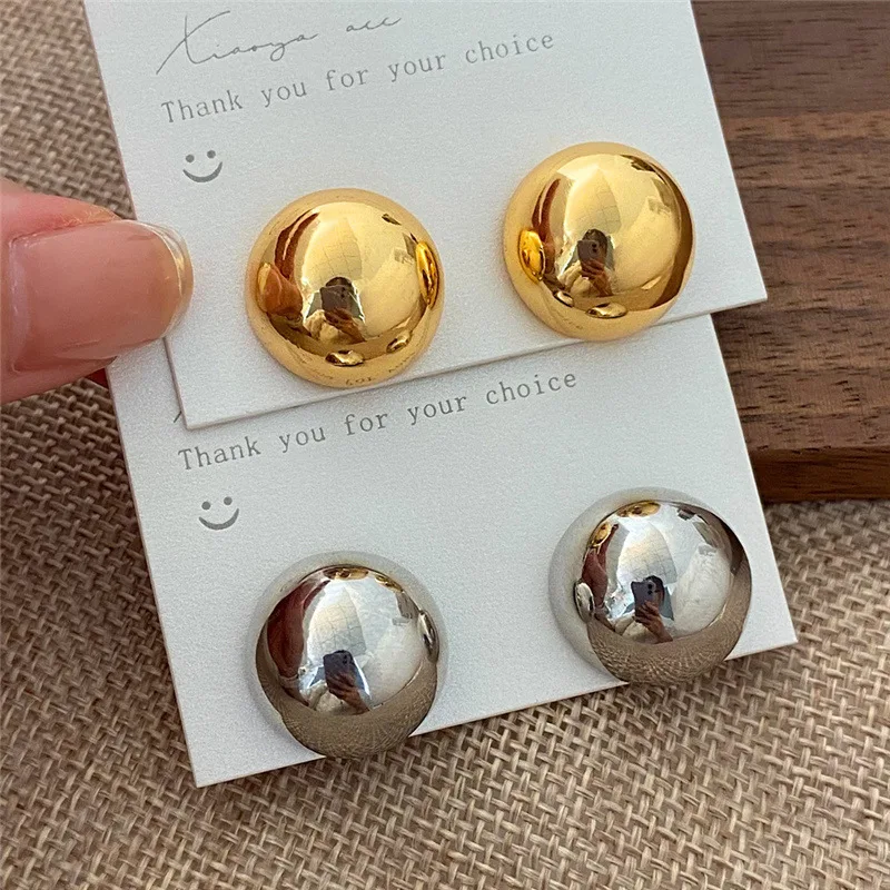Niche glanzende bol oorbellen. Stijlvolle oorbellen voor dames, perfect om elke outfit op te fleuren. Een ideaal cadeau.