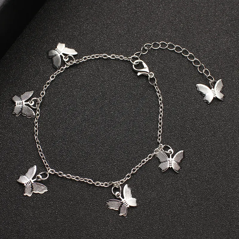 Tornozeleira feminina leve de metal com borboleta, ideal para o verão. Design elegante e confortável para um visual casual.