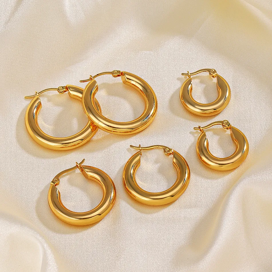 Boucles d'oreilles créoles plaquées or 18 carats pour femmes. Simplicité populaire européenne et américaine. Élégance discrète et quotidienne.