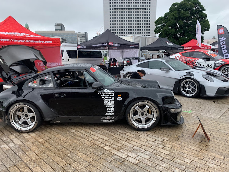 おやまんだーさんが投稿した赤レンガ倉庫・PORSCHE・土砂降りの雨・自分の車ではない・いつかは乗りたいに関するカスタム事例の投稿画像2枚目