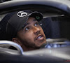 Hamilton eert Lauda met zege in Monaco na hevige strijd met Verstappen, die na tijdstraf podium kwijtspeelt 