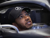 Hamilton eert Lauda met zege in Monaco na hevige strijd met Verstappen, die na tijdstraf podium kwijtspeelt 