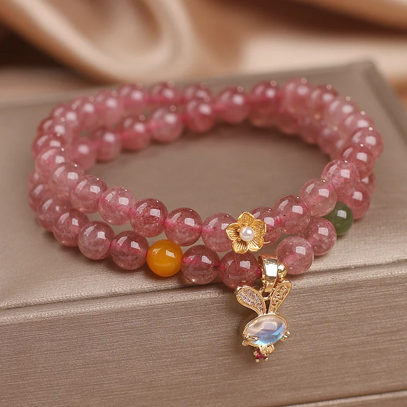 Natürliches Erdbeerquarz-Doppelring-Armband, Hasenanhänger für Damen, exklusives Design. Stilvoller Schmuck.