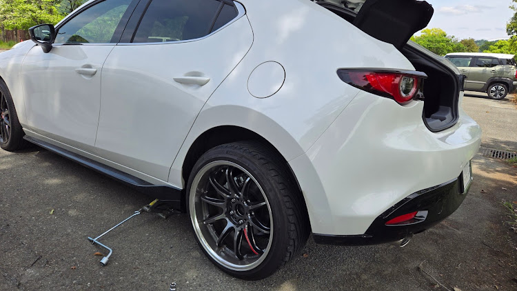 MAZDA3のGW・ホイール仮付け・MAZDA3ファストバックに関するカスタム事例の投稿画像4枚目