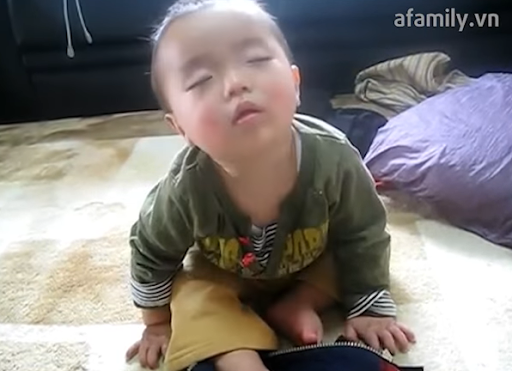 Buồn ngủ tới mức này rồi mà cô bé vẫn chưa chịu nằm xuống.