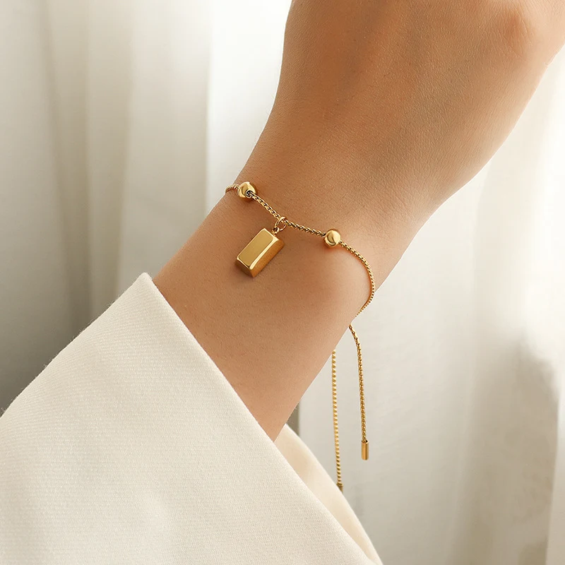 Bracelet en acier ajustable avec boucle de tirage et billes de briques, ornement unique pour un style audacieux.