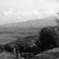 Nebbia tra le colline toscane. di 