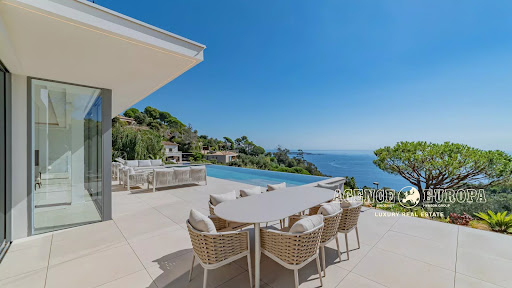 Seaside villa with pool 3