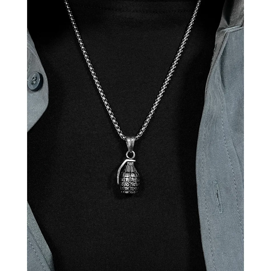 Collier irrégulier d'été pour hommes, tendance mode. Accessoire masculin pour un style unique et original. Parfait pour vos tenues estivales, casual ou habillées.
