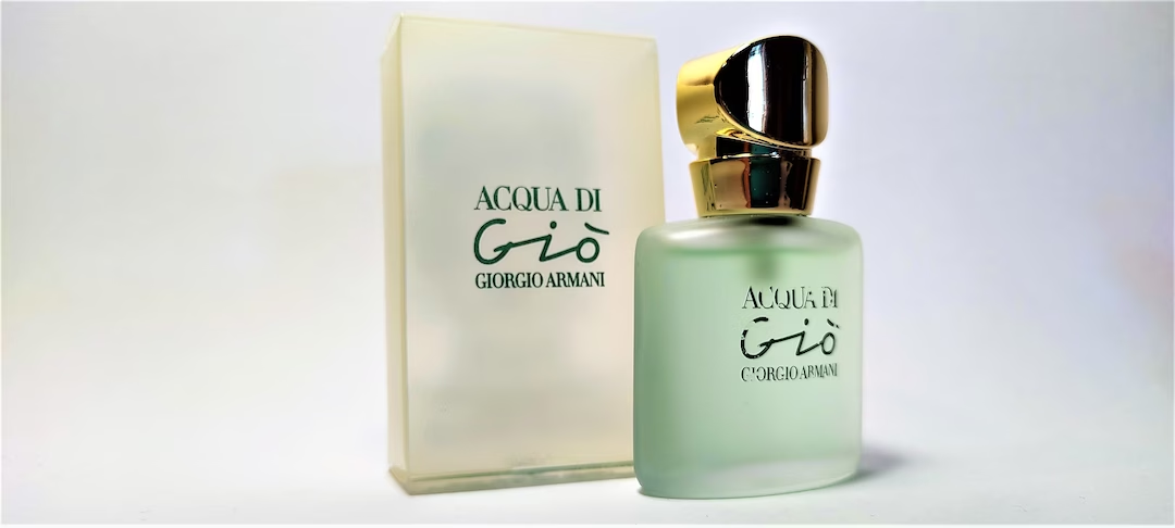 Nước hoa Acqua Di Gio 1995 là bản nước hoa Giorgio Armani nữ đầu tiên với hương hoa cỏ trái cây