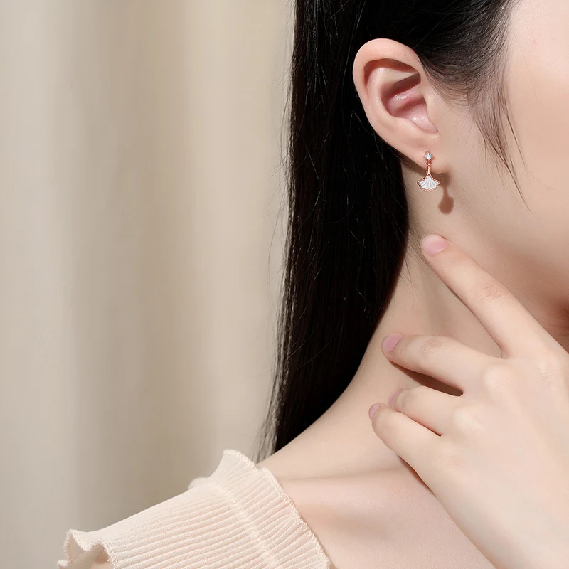 Falda pequeña Sansheng Apricot, diseño coreano para mujer, pendientes de oro rosa con fritilaria, estilo red social, perfecta para un look moderno.