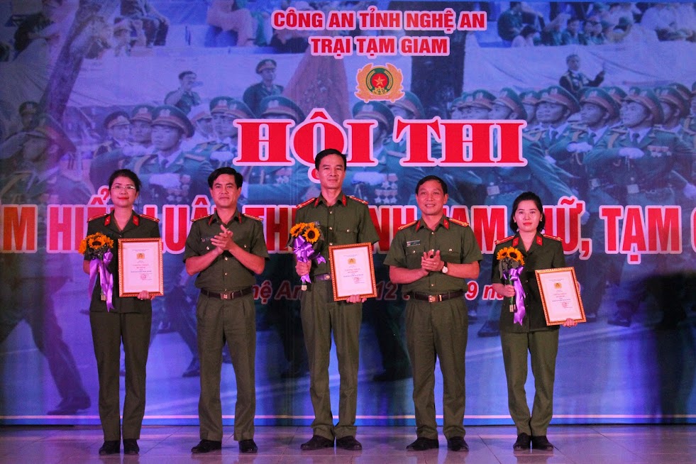 Trao thưởng cho 3 cá nhân đạt giải Nhất, Nhì