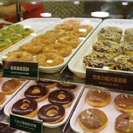 Krispy Kreme Doughnuts 甜甜圈