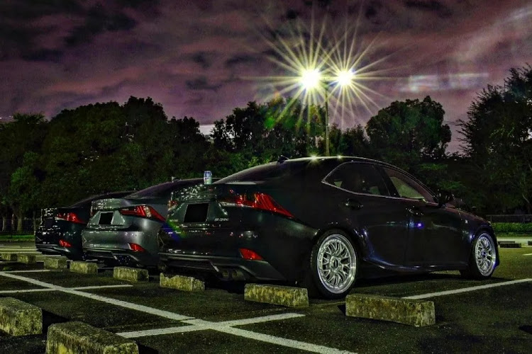ISのLEXUS IS・黒塗りセダン・ツライチ・300h・レクサスisに関するカスタム事例の投稿画像3枚目