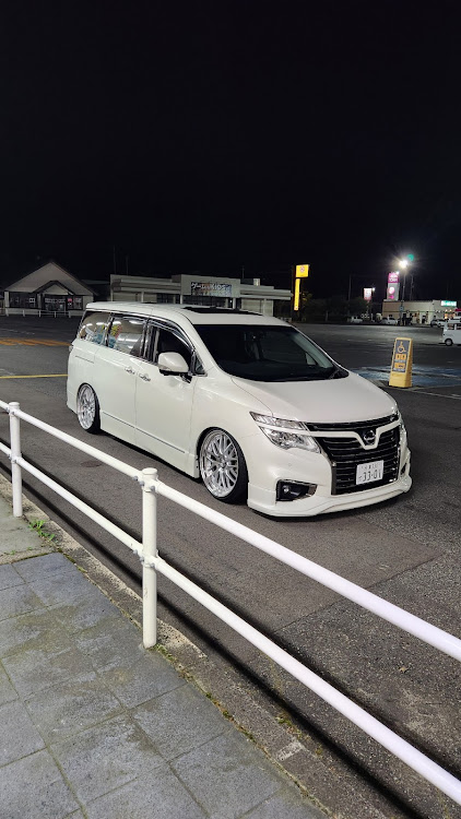 エルグランドのDIY・E52・車高調・21インチに関するカスタム事例の投稿画像1枚目