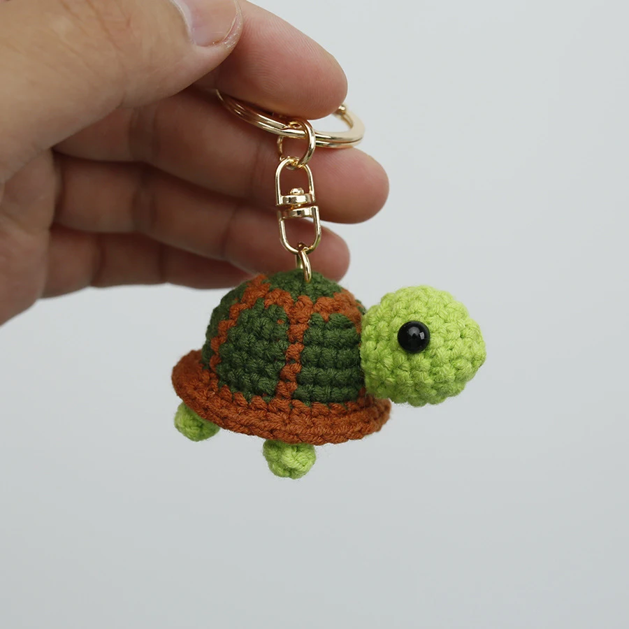 Chaveiro pingente de tartaruga de tricô criativo, um acessório adorável e único para suas chaves ou bolsa, feito à mão.