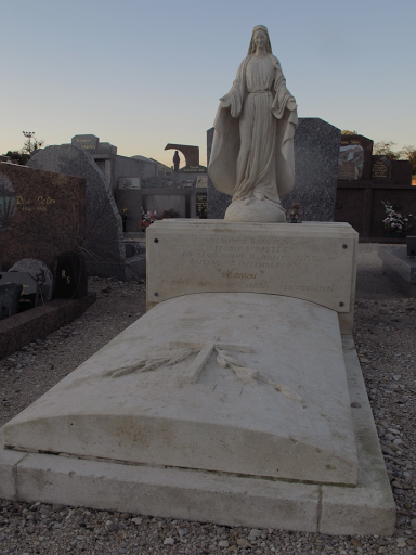 Tombe en pierre calcaire avec statue de sainte vierge et pierre tombale ornée