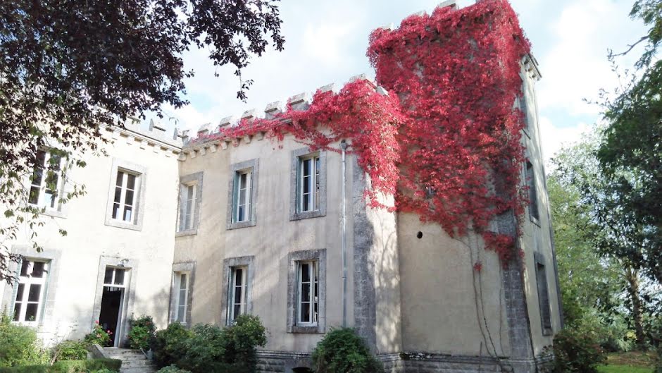 Vente château  650 m² à Lessac (16500), 837 400 €