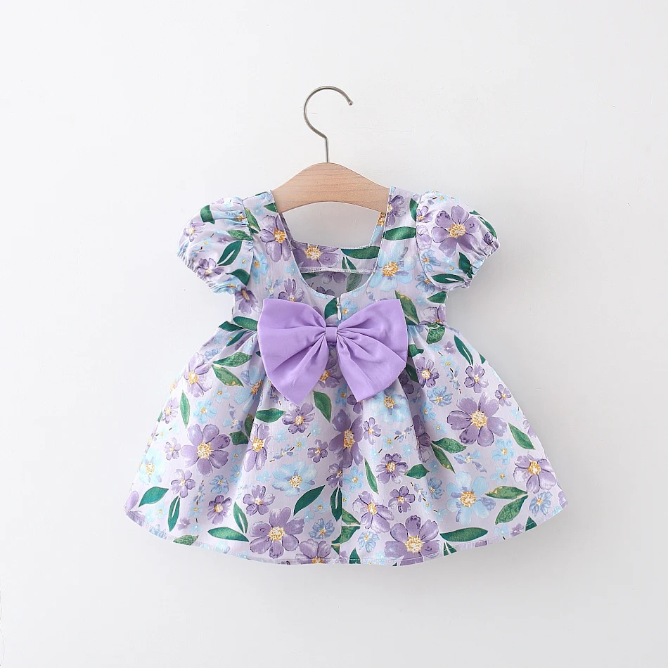 Vestido curto floral de manga curta para meninas Roupa elegante e moderna para o verão. Confortável e perfeito para diversas ocasiões e brincadeiras.