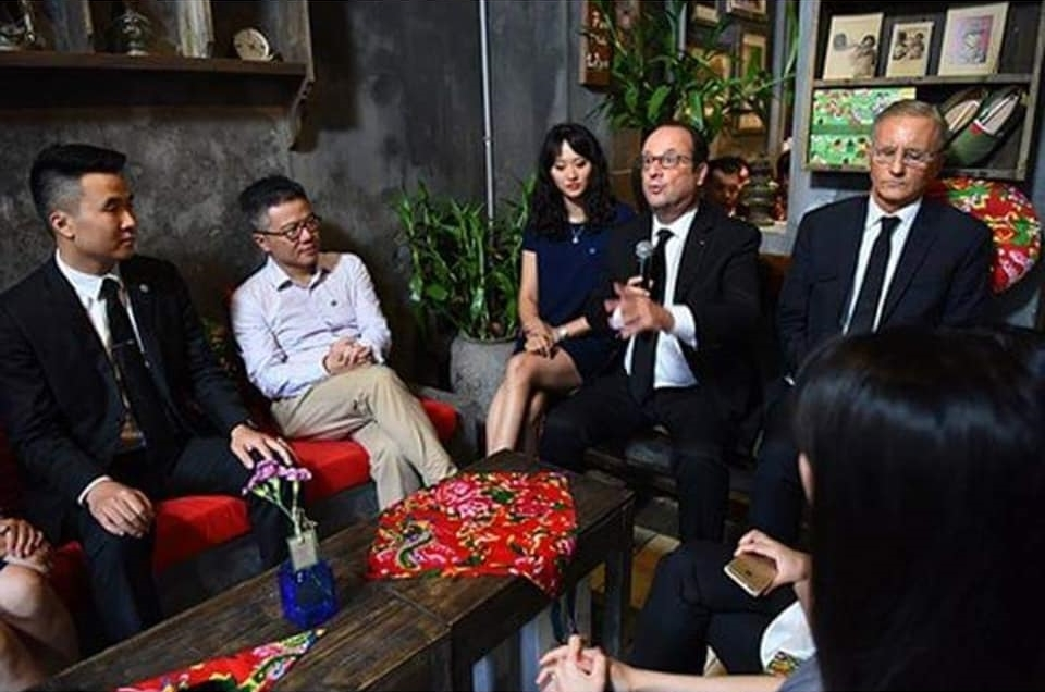 Tổng thống Pháp Francois Hollande trò chuyện cùng Giáo sư Ngô Bảo Châu và các bạn trẻ tại một quán cà phê tại Hà Nội