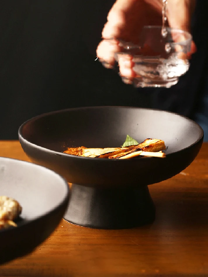 Elegante Plato Cerámico Japonés con Patas Altas para Snacks en el Hogar Ideal para Aperitivos y Presentaciones Creativas