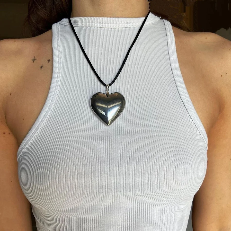 Mode ketting met hartvormige kristallen hanger. Prachtig sieraad voor dames. Een ideaal cadeau om liefde en genegenheid te tonen.