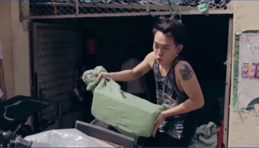 Khi giao là một cây đá lớn nhé!