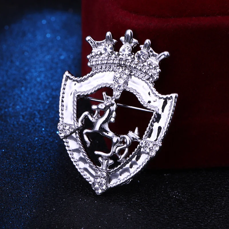 Broche couronne rétro en strass Bovvsky pour costume homme. Rehaussez votre costume d'une touche d'élégance vintage et d'éclat.