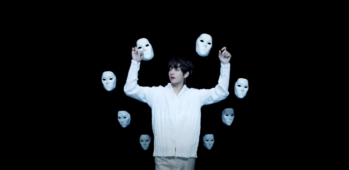 Новая сексуальная деталь «Singularity» Ви из BTS свела фанатов с ума