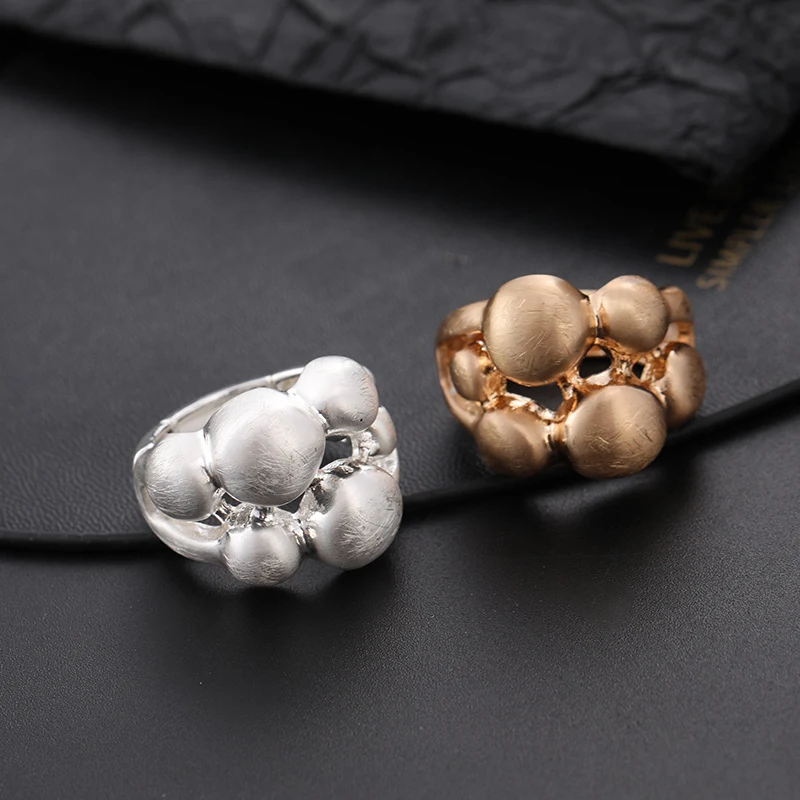 Elastische metalen damesringen geborsteld, groothandel. Comfortabele pasvorm, trendy look, ideaal voor dagelijks gebruik.