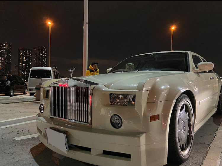Phantom君さんが投稿した辰巳パーキングエリア・辰巳pa・CHRYSLER300c・ロールスロイスファントムフェイスに関するカスタム事例の投稿画像1枚目