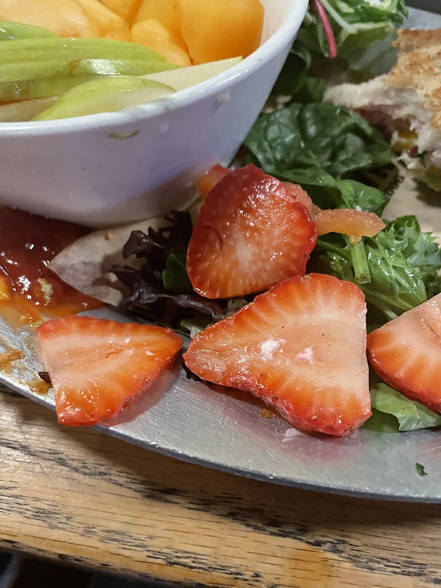 White powder on my gf meal (strawberries). They said fruit is in close contact with the desserts after knowing mine was an allergy.