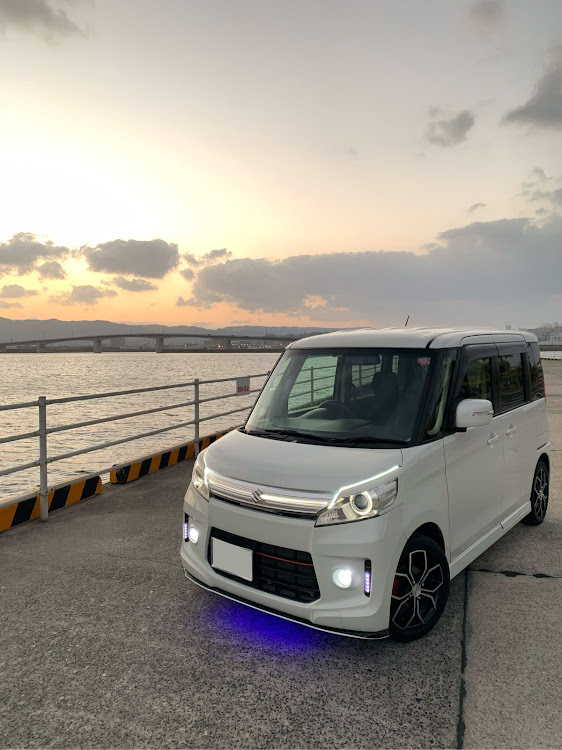 スペーシアカスタムのヘッドライトガーニッシュ取付・鳥刺しカンピロバクター・妻、初の車撮り。に関するカスタム事例の投稿画像1枚目