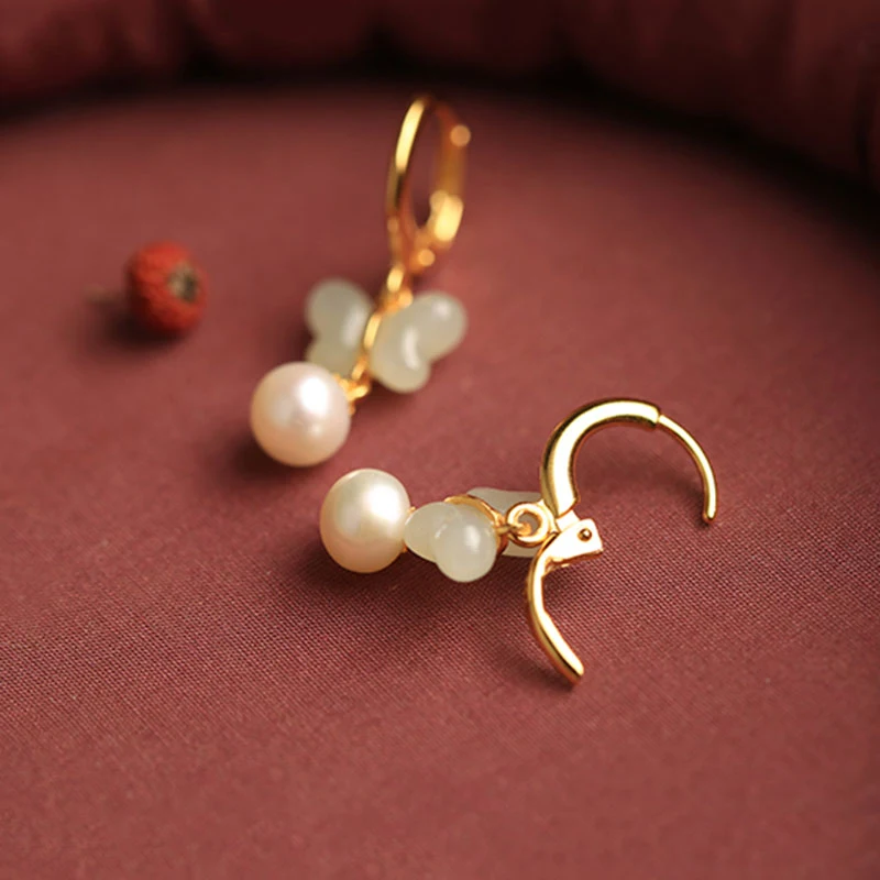 Natuurlijke Hetian Jade Kleine Vlinder Sterling Zilver Temperamentvolle Oorbellen. Stijlvolle oorbellen voor dames.