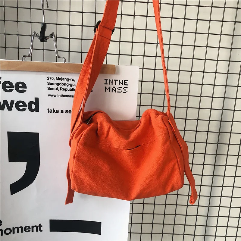 Casual schoudertas voor dames en heren. Modieus en praktisch voor dagelijks gebruik. Comfortabel, ruim en perfect voor werk, school of vrije tijd.