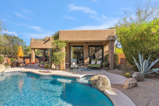 Luxury house for rent in Scottsdale (United States) - Pool and patio with outdoor furniture